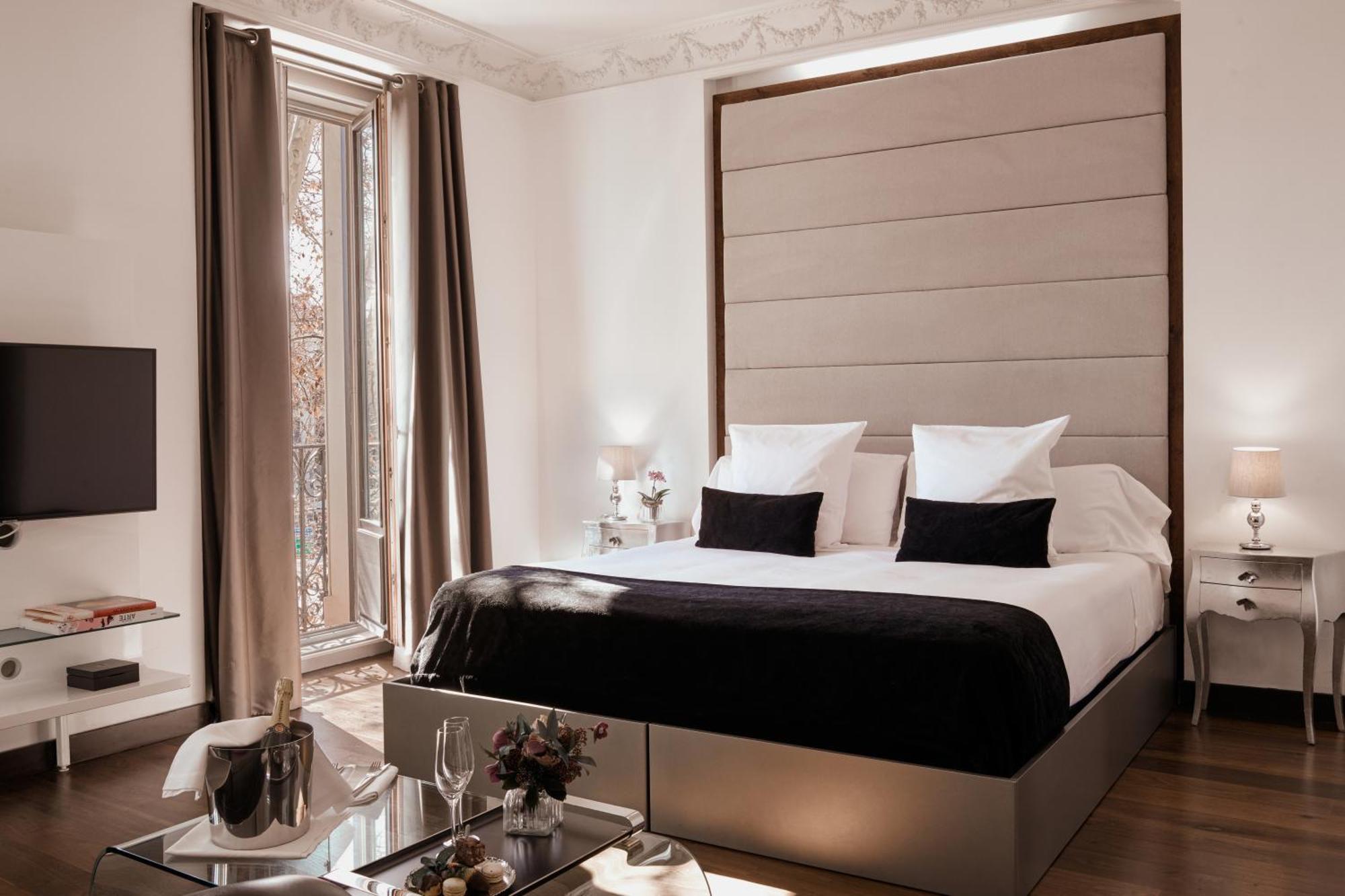 Hotel Hospes Puerta de Alcalá Madrid Esterno foto A bedroom at the Mandarin Oriental, London